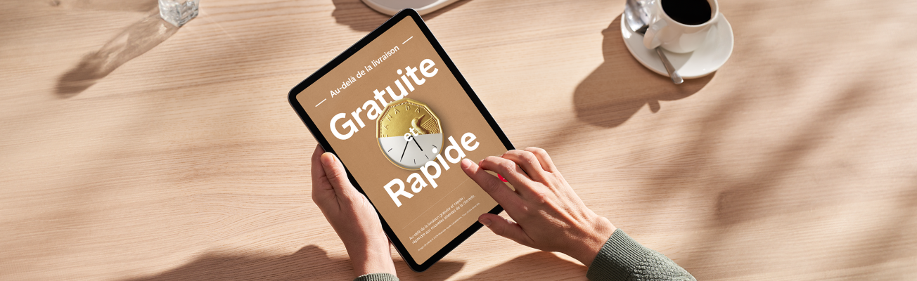 Des mains d’homme qui tiennent une tablette. À l’écran, la page couverture de l'étude “Au-delà de la livraison gratuite et de rapide” de Postes Canada.