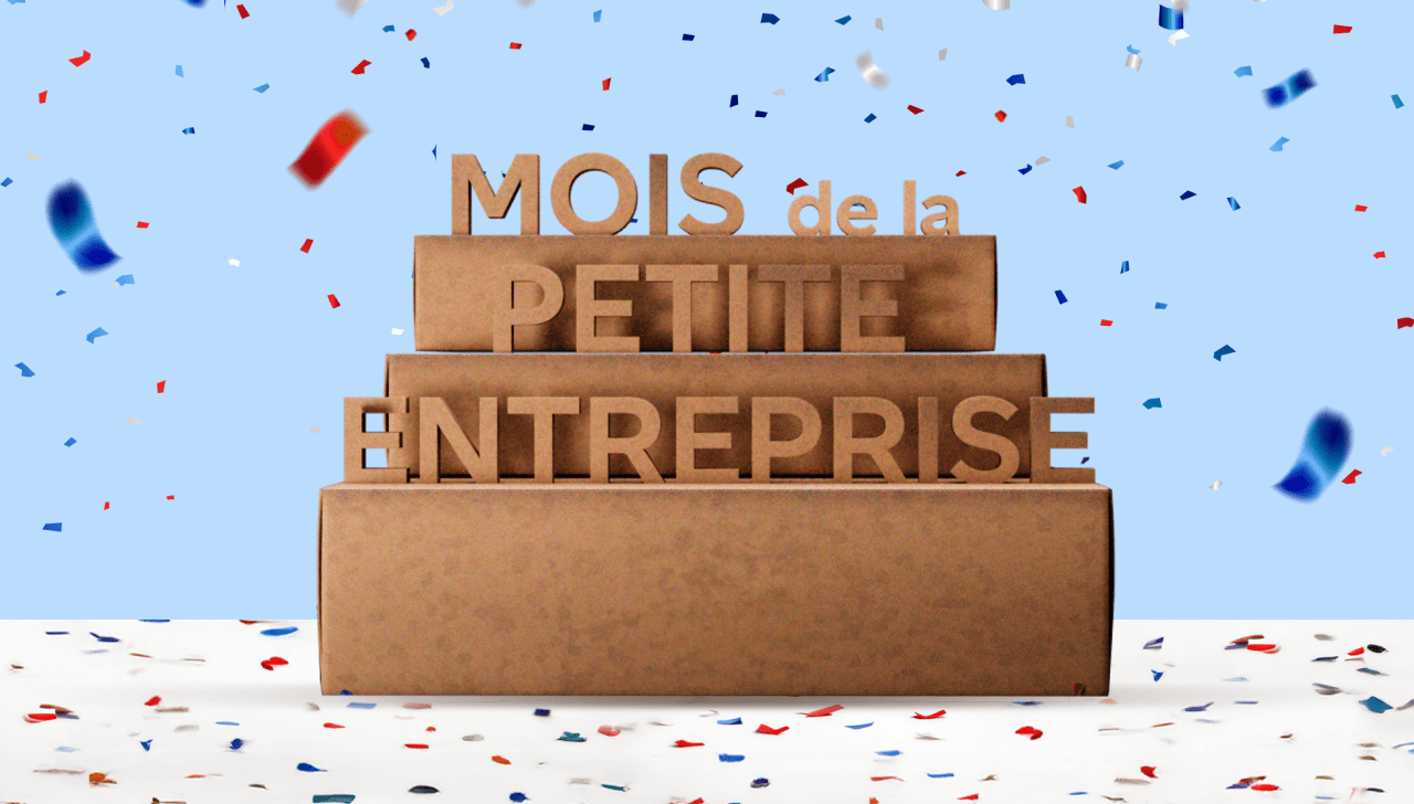 Une pile de boîtes d’expédition avec les mots Mois de la petite entreprise et des confettis.